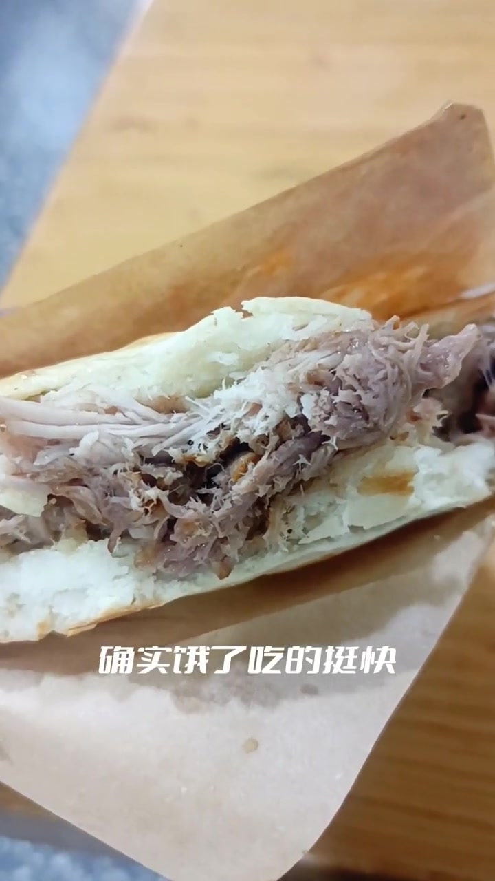 10块钱的肉夹馍,肉都溢出来了 西安美食 在西安每天能吃到啥 西安肉夹馍正宗做法