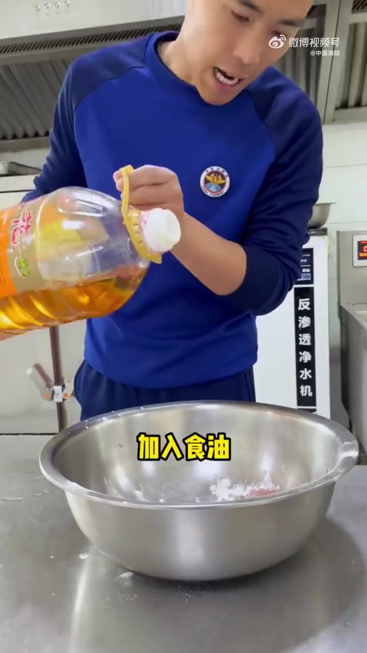 午安  厨房那个用火不离人!家常版鱼香肉丝怎么做?蓝朋友来教你,生肉切条、料酒半勺、咸盐胡