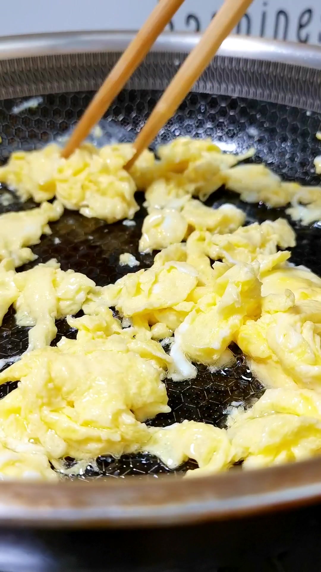 最近全网都在吃洋槐花,这个先蒸后炒的神仙吃法真的是香迷糊了