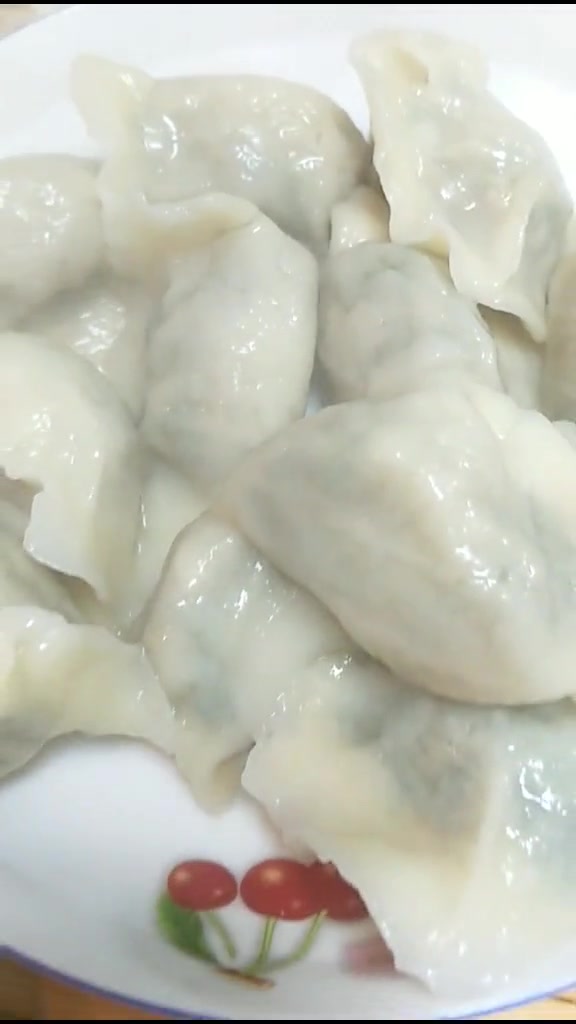 你吃过苜蓿饺子吗?这是属于春天的美味,羊肉苜蓿饺子是春天新疆人的最爱 唯有美食与你不可辜负