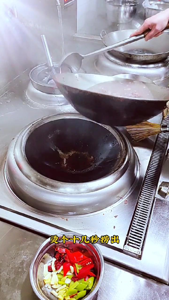 爆炒腰花 怎样做才没有腥臊味呢?看完这个视频您就学会了 怎样做的腰花鲜香滑嫩还没有异味。美