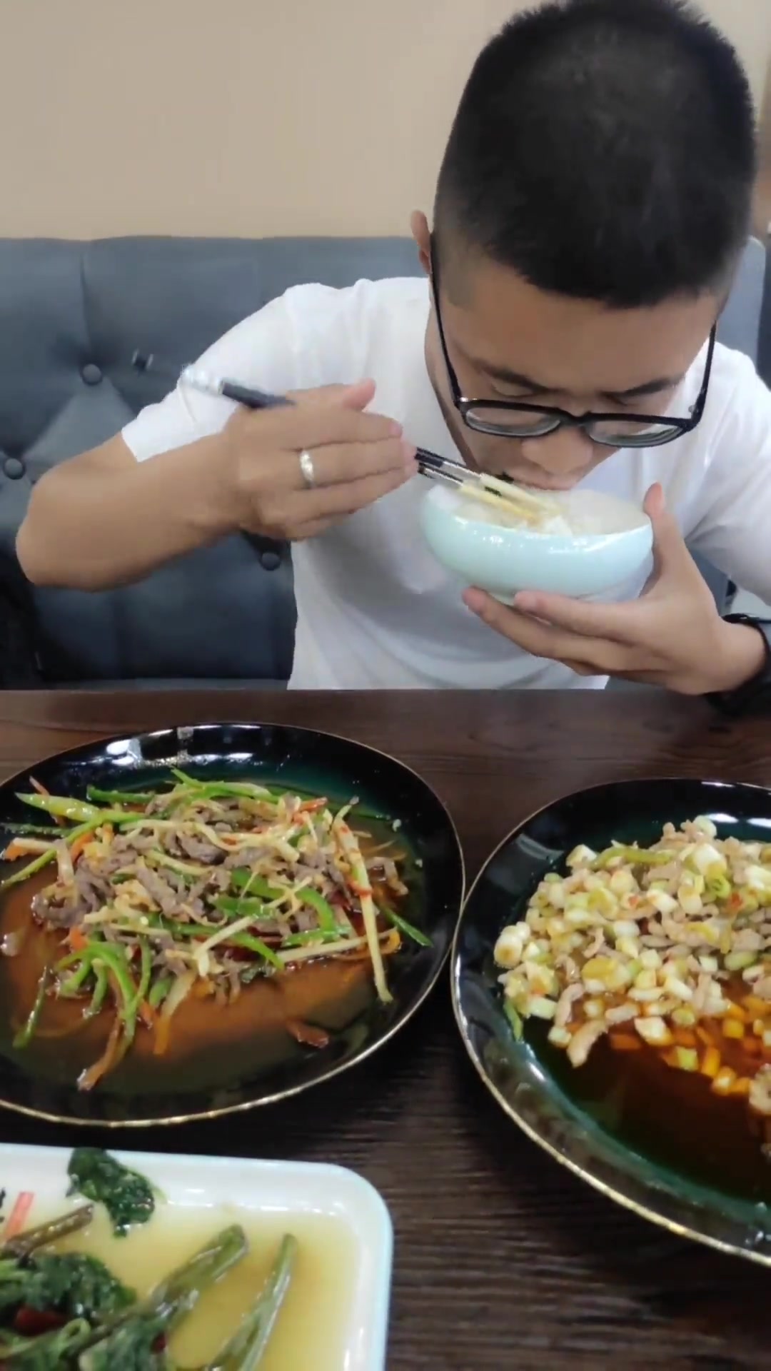 今天不想弄饭,我和斌哥就去了这家位于春天花城楼下的-伟诚鸡毛店中餐厅,15的素菜真心不贵,