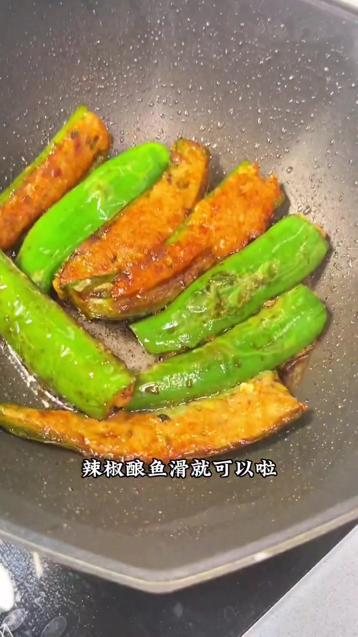 辣椒酿鱼滑 辣椒的脆甜加上鲮鱼滑的鲜甜 太好吃啦 家常菜 辣椒酿肉 虎皮青椒