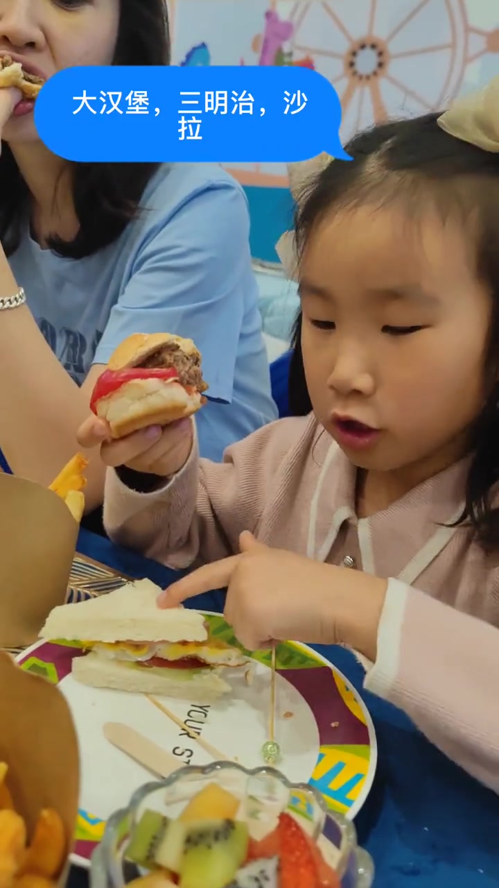 人类幼崽成长记 记录八爷四岁生日趴,一场 亲子餐厅生日派对 省妈有点舒适 可爱到爆炸