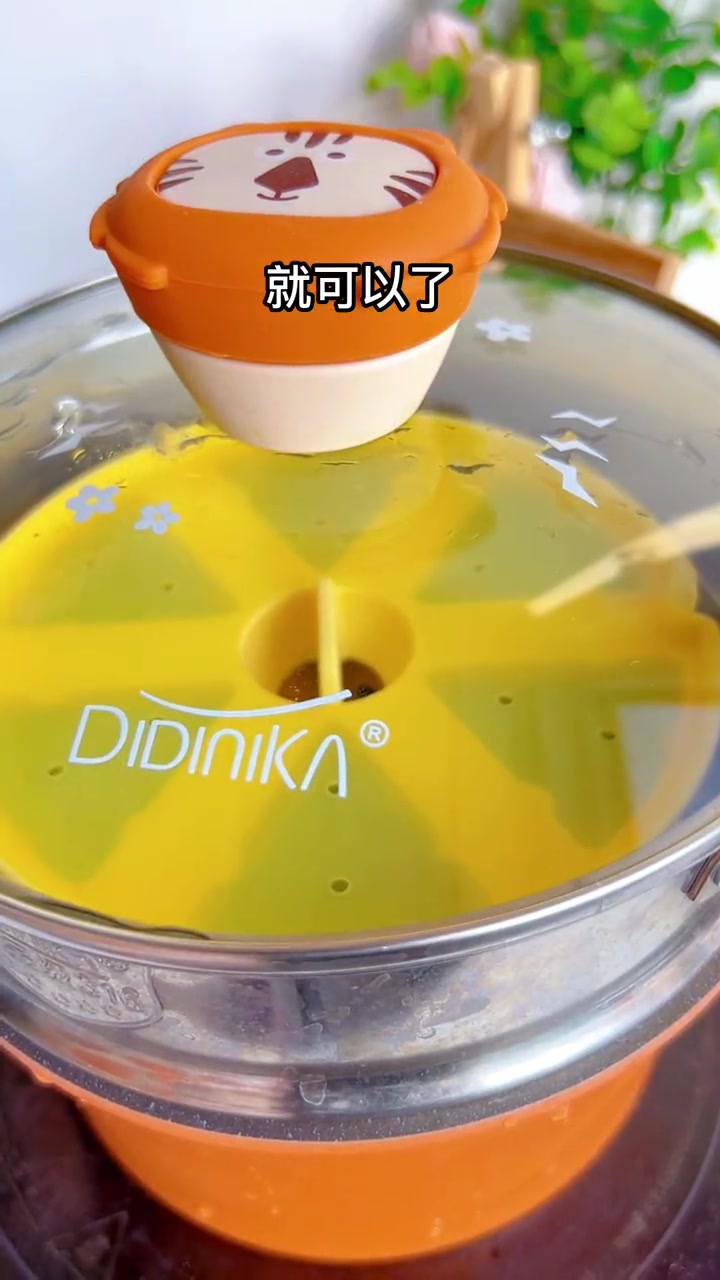 当妈的能有什么坏心思呢?不过就是想让宝宝吃一点菜菜呀,做成甜甜的菠菜苹果蒸糕,松软香甜还能