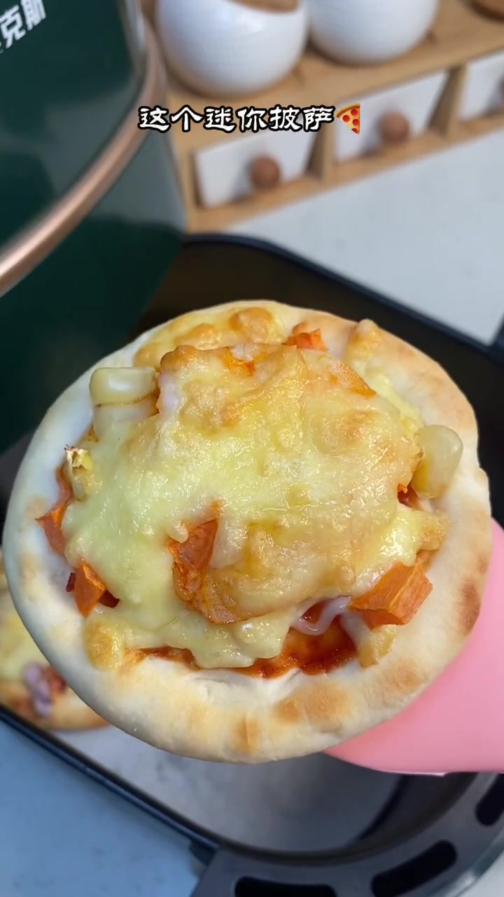 之前出过酥底的披萨,这次是软底的,而且可以生胚冷冻保存,空气炸锅烤箱都可以做,具体注意事项