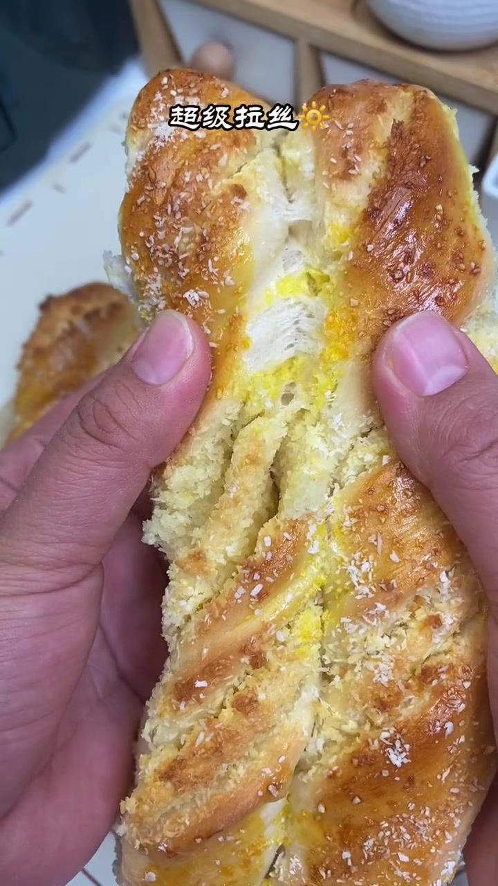 一杯雪莉酒文案:烤箱和空气炸锅都能做的面包,烤箱175度17分钟 燕子酵母 椰蓉面包 免揉