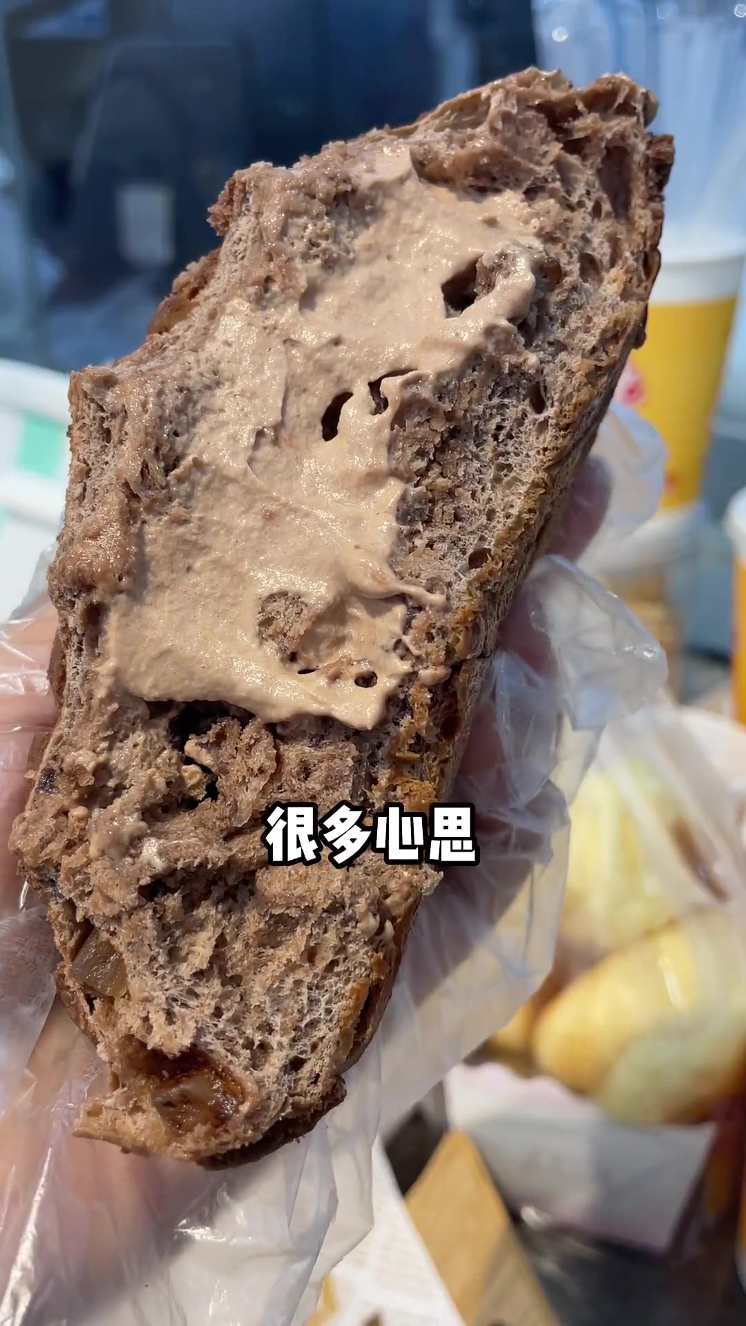 就在友谊大街和平路北侧,有家酥铺的爆浆菠萝包有活动啦,巧克力包19.9、原味包15,另外,
