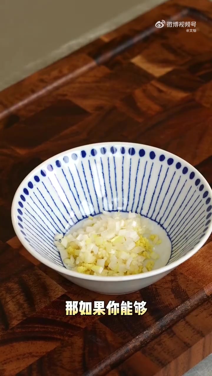 五小布分享「热天必备的 皮蛋豆腐「鼓掌」」这道家家都吃过的凉菜,虽然没有太大技术难度,但怎