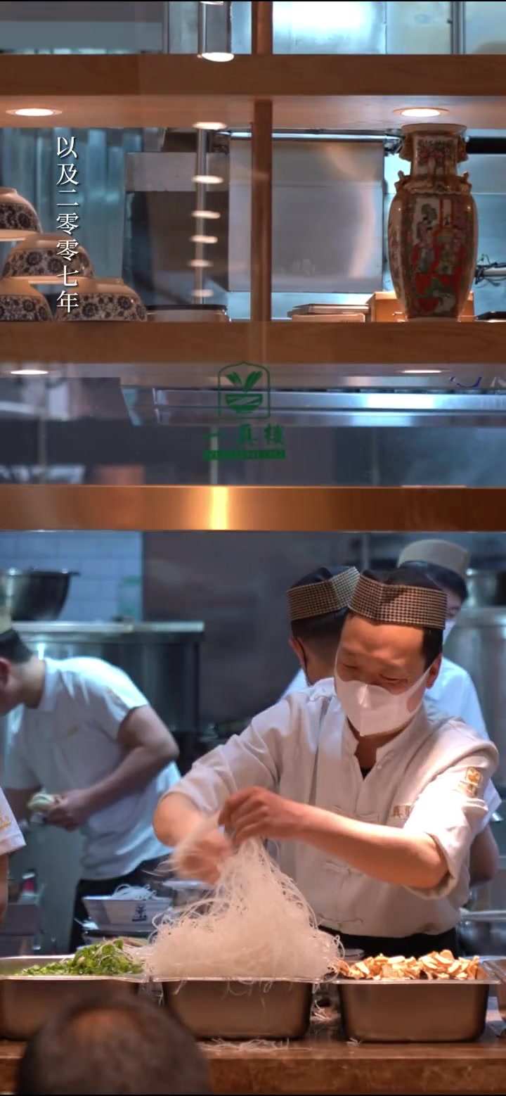 一分钟了解西安 大多数西安人喜欢的美食,非它莫属了,牛羊肉泡馍 你最近吃了吗?西安美食 城