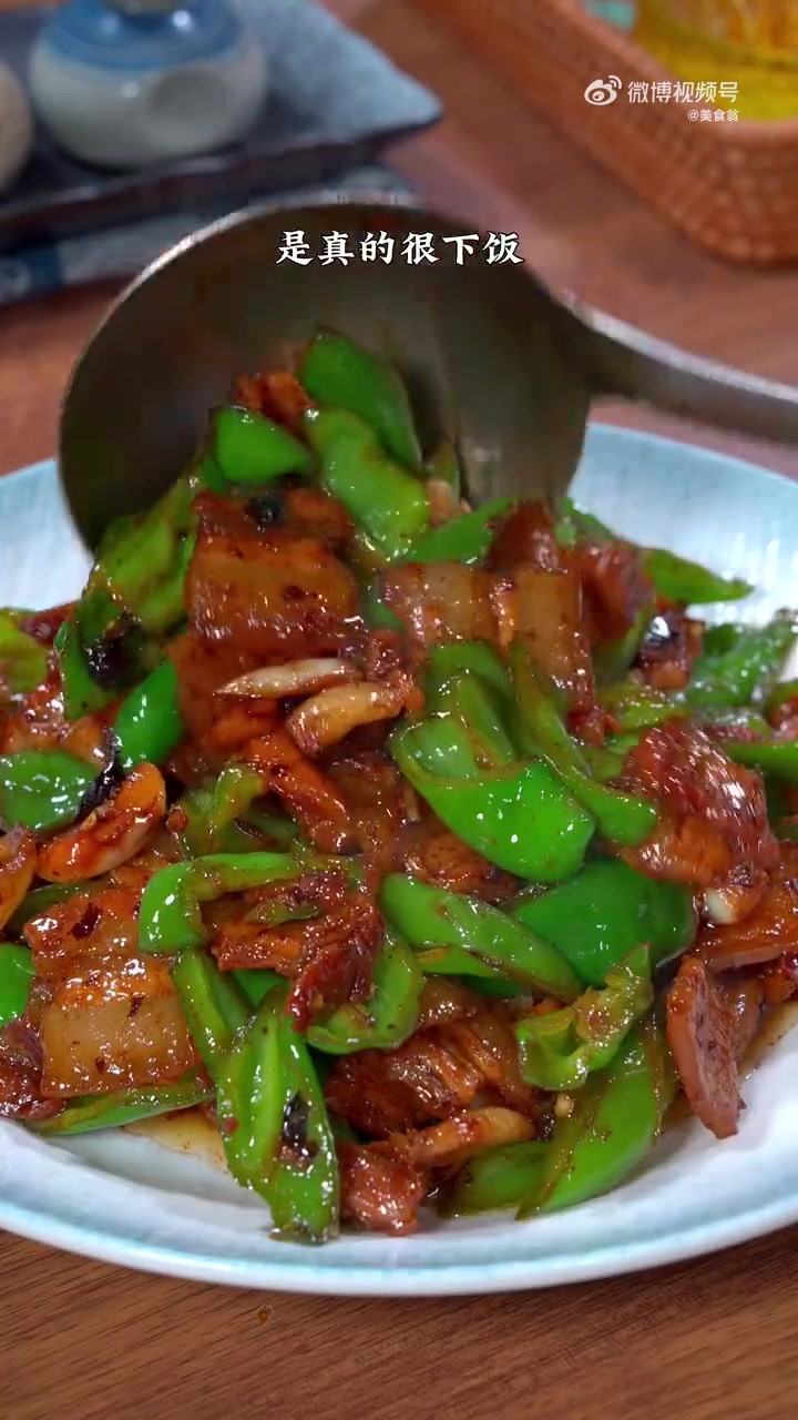 辣椒炒肉是东北有名的下饭菜,要是吃饭没胃口一定要做这个辣椒炒肉,太下饭了!