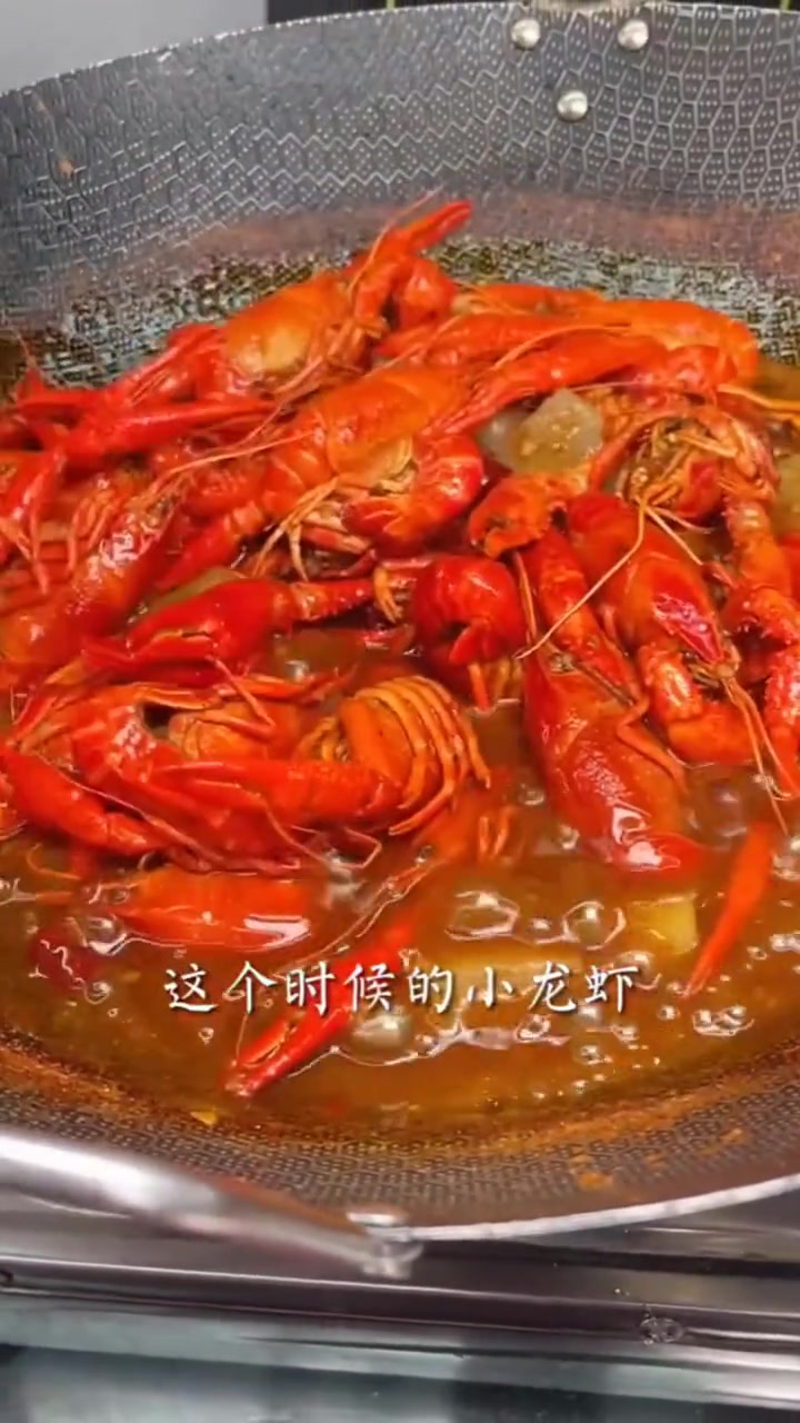 这道四川特色麻辣小龙虾,制作简单,餐饮店卖得非常火爆。麻辣小龙虾做法 小龙虾做法 美食教程