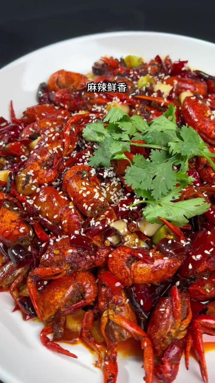 龙虾你这样做真的叫一个够味 再配上82年的啤9看一部电视剧 你说巴士不 霸王小龙虾 夜宵 