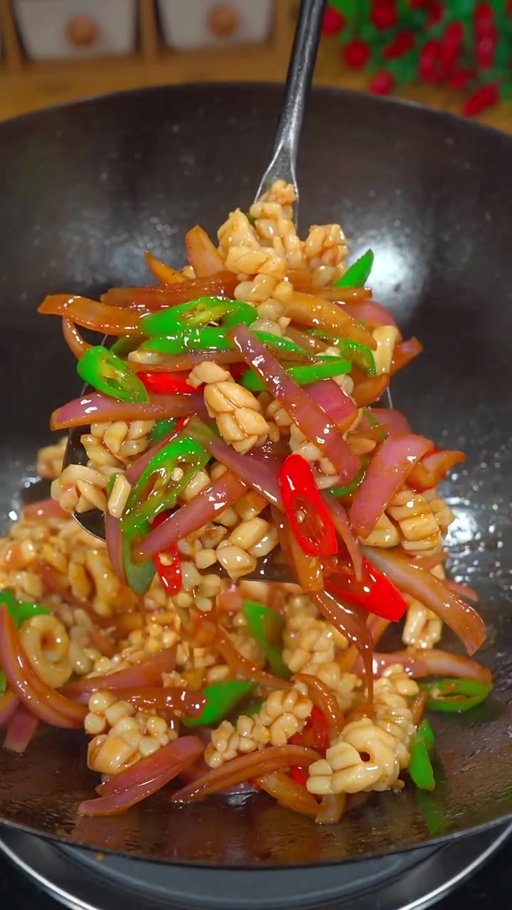 还记得大饭店里一盘要98的爆炒鱿鱼花吗 今天咱们在家也能做 味道也是杠杠滴