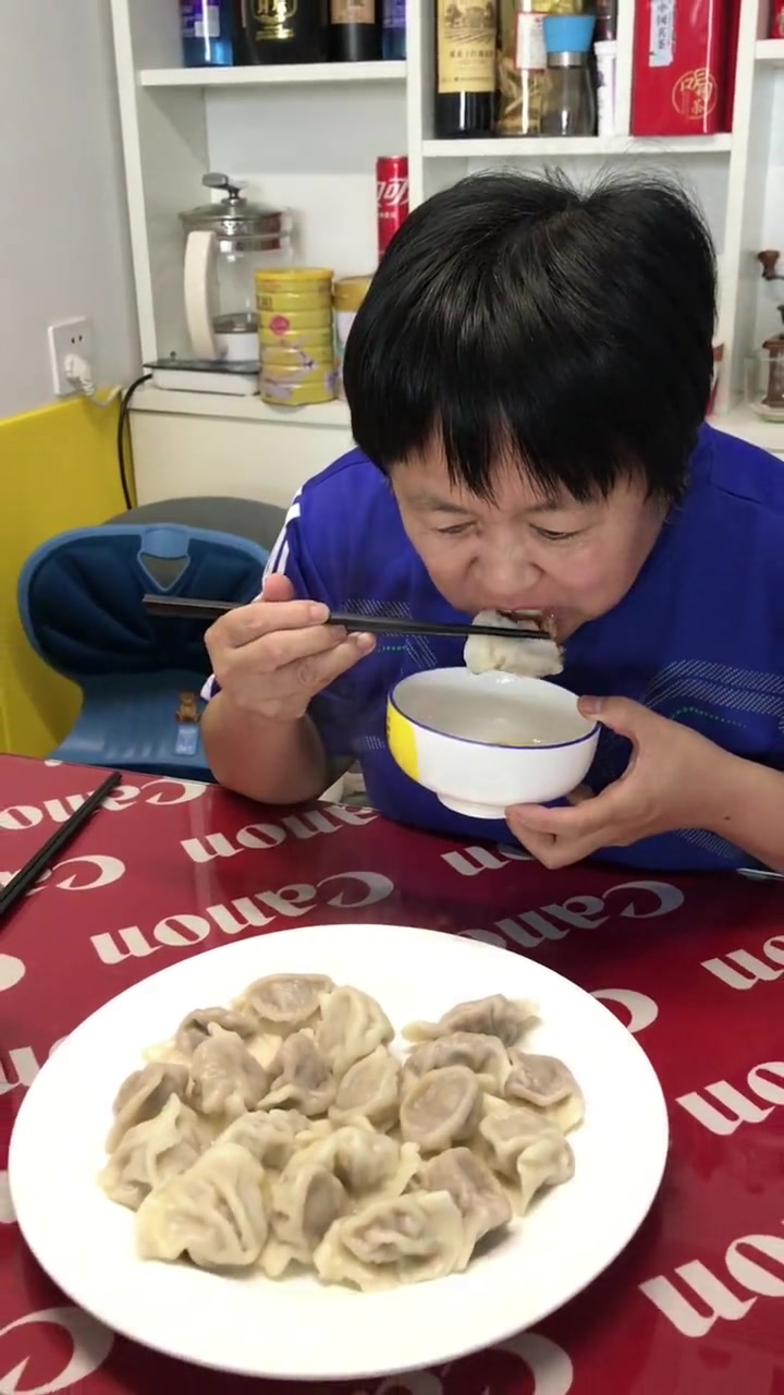 中午老公煮的酸菜猪肉饺子,配上糖蒜那叫一个香 妈呀太香了 味道好极了你们想吃吗 纯手工水饺