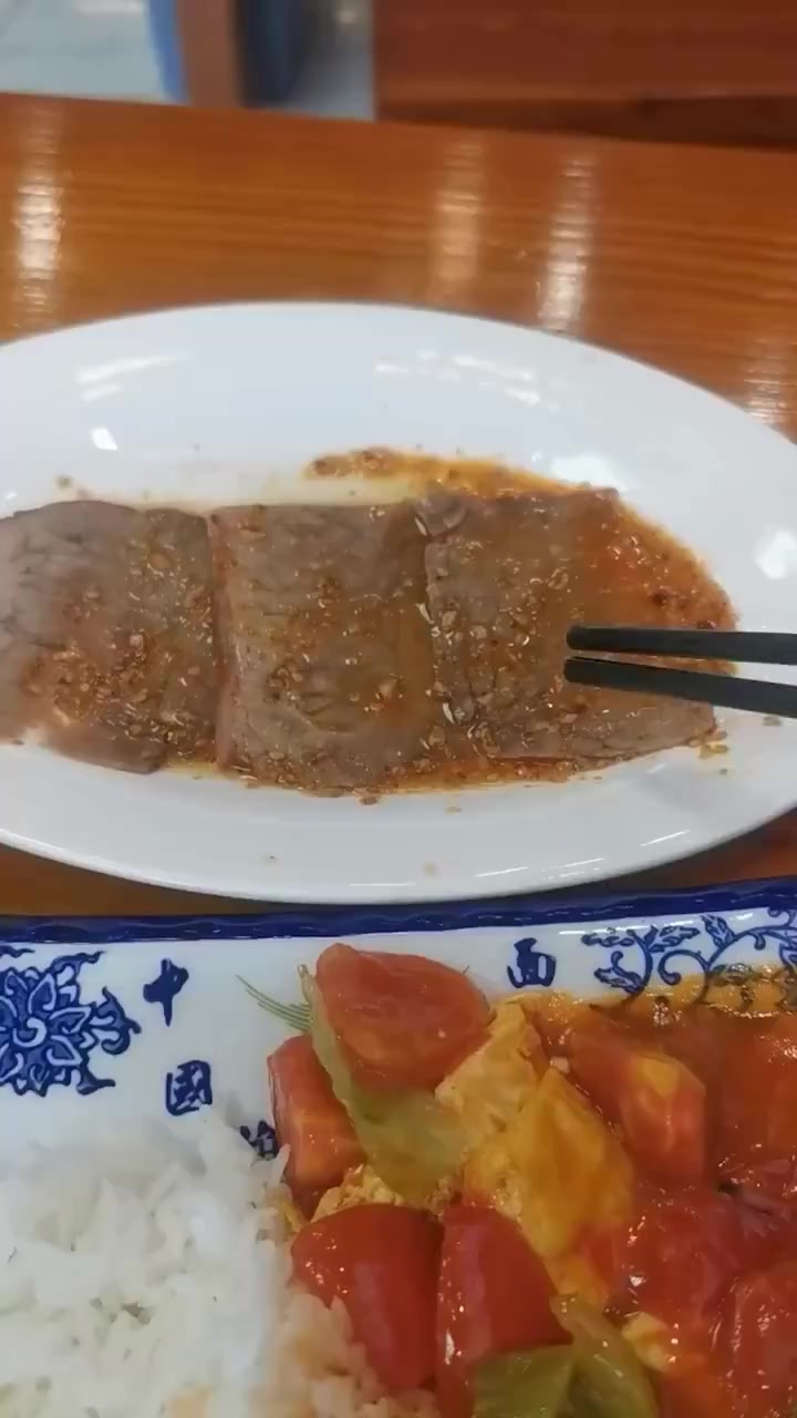 「:店家称是空运过来的牦牛肉「思考」」4月26日,广东深圳。女子饭店点一盘牛肉15元仅有3