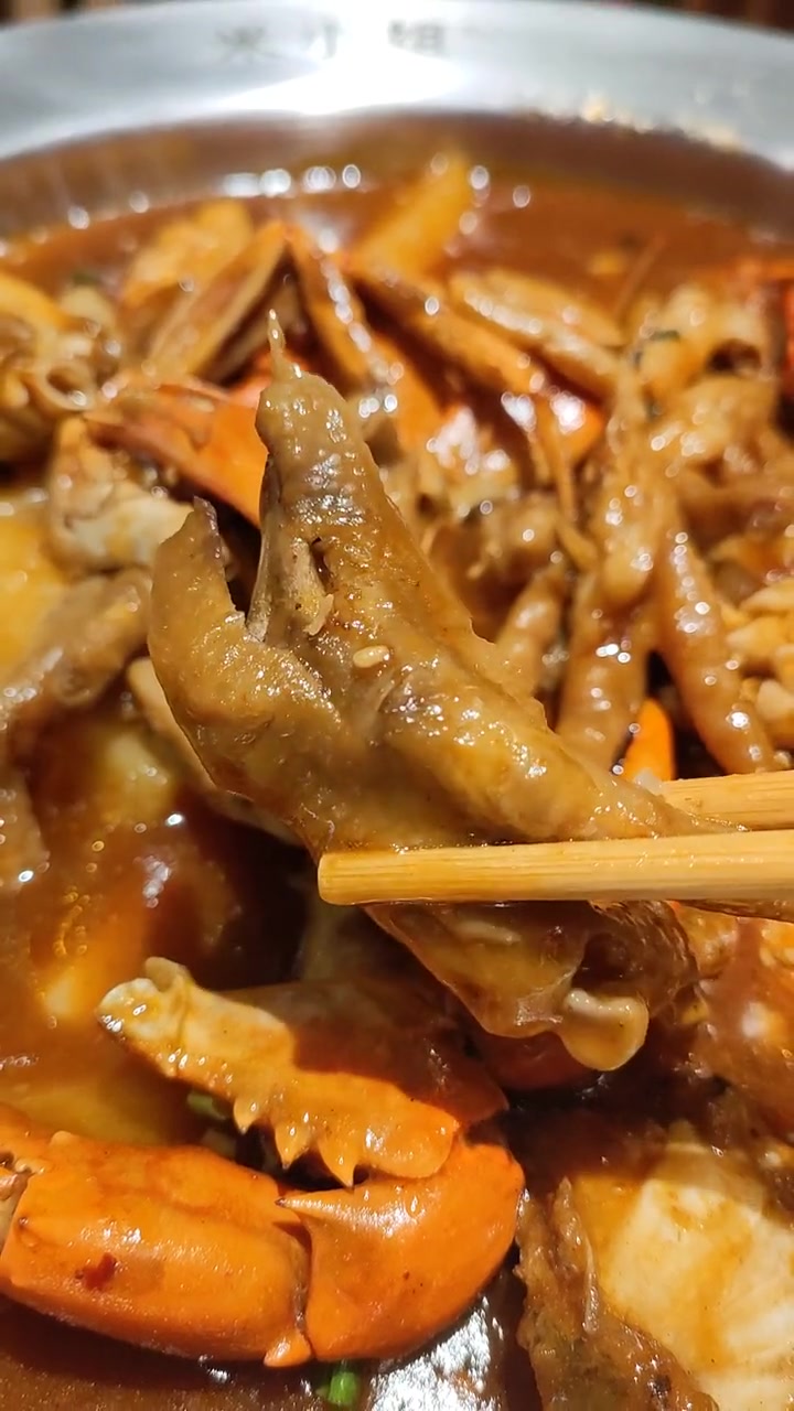 这是我爱的上海 肉蟹煲 肉蟹 好吃不贵 吃蟹的季节 秋风起蟹脚痒,肉蟹煲大餐吃起来。宝山日