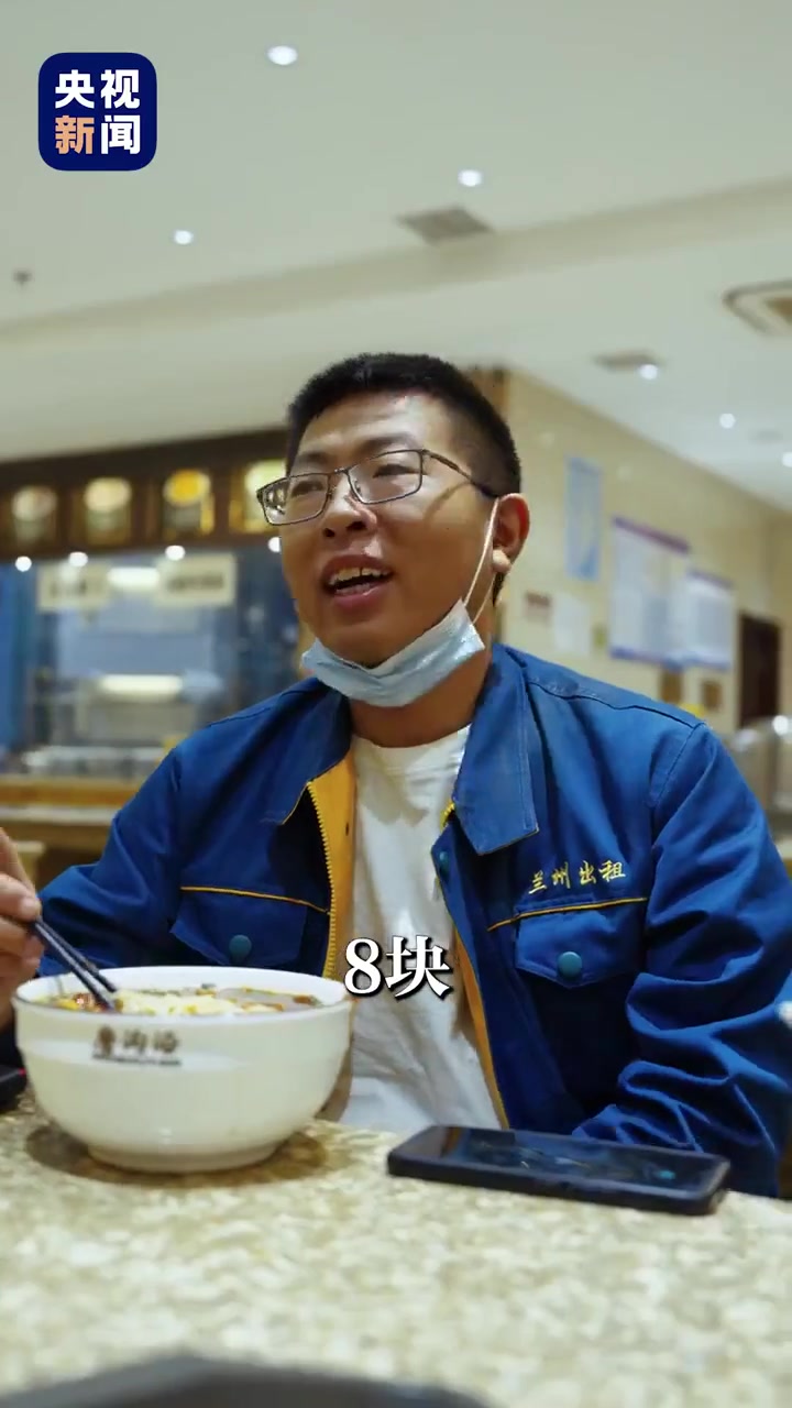 热气腾腾的中国,兰州牛肉面来啦!面汤清、萝卜白、辣子油红、蒜苗和香菜绿、面条微黄,样样都有