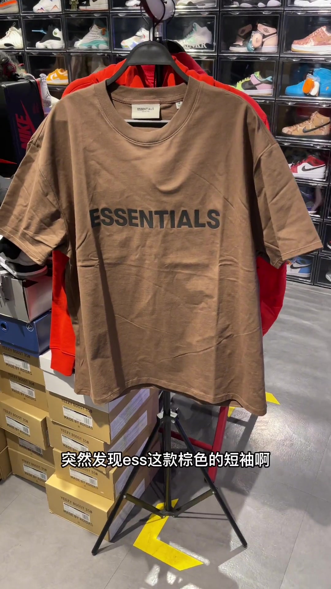 有一种颜色叫巧克力棕 潮牌穿搭 essentials短袖 短袖推荐 男生短袖穿搭