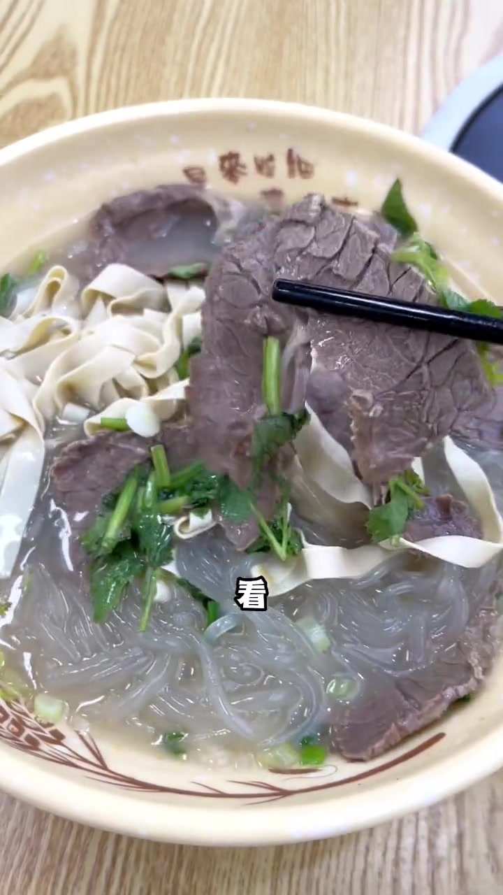 燕子矶门坡街花18快8吃一个驴肉火烧和一碗驴肉粉丝汤!好吃不贵经济实惠 心动五一 寻味五一