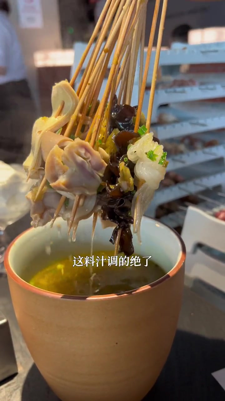 靠着羊肉串就进了必吃榜的很久以前羊肉串,烤的真的不错!服务也很到位,撸串来这家挺好!一起吃