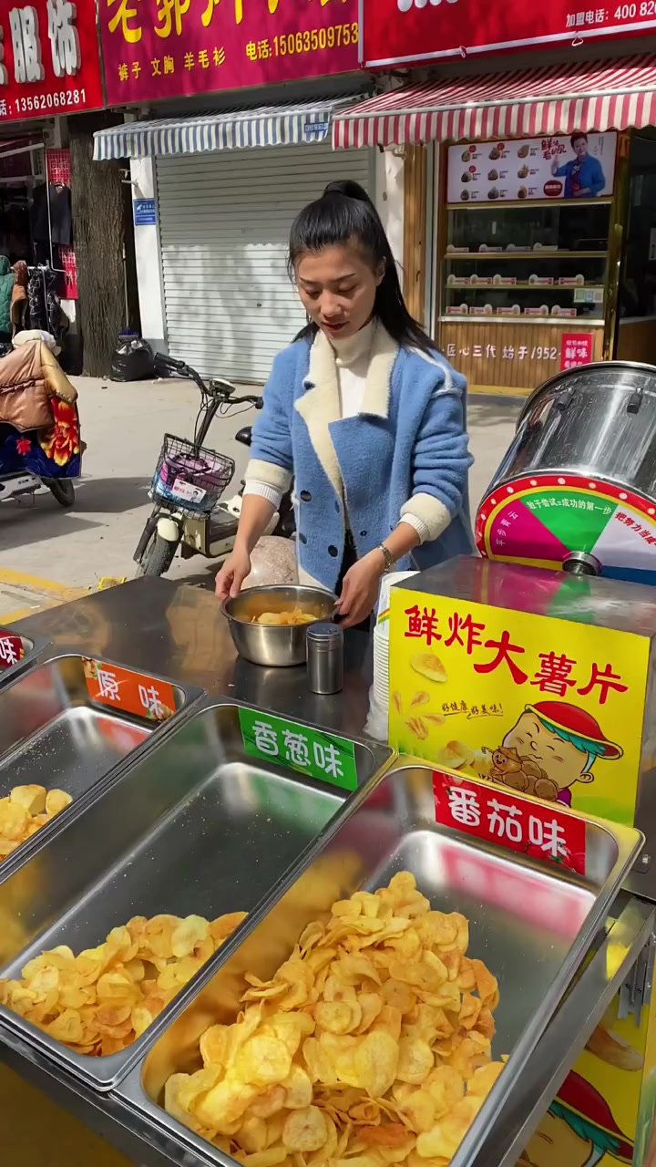 美女刚开始摆地摊卖鲜炸大薯片不受大家理解现在好多人都跟他干