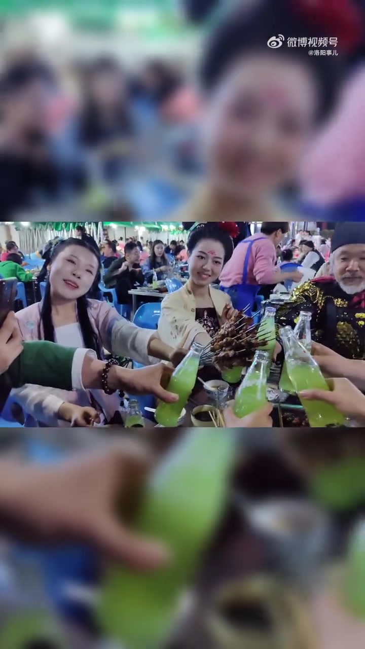 在洛阳,汉服不仅是可以穿在应天门,洛阳古城等地拍出仙气飘飘的美照,也可以是在街头,是在市井