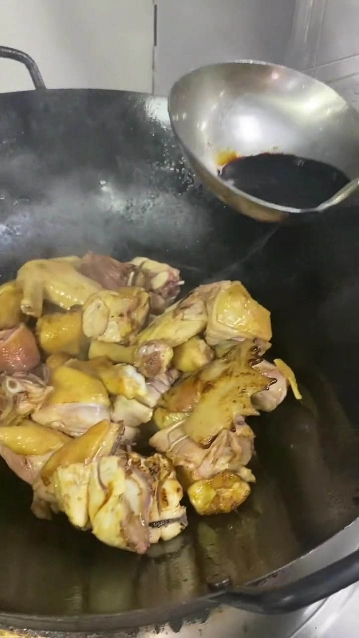 酒店特色大菜,红烧大公鸡,做法可以给到你很好的参考,好不好吃你说了算 红烧大公鸡