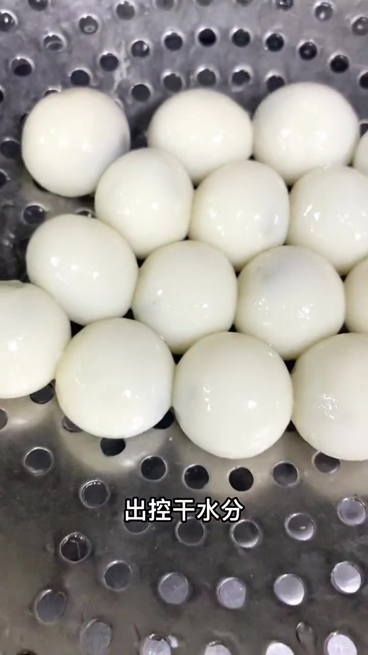 正月是农历的元月,古人称“夜”为“宵”,正月十五是一年中第一个月圆之夜,所以称正月十五为“