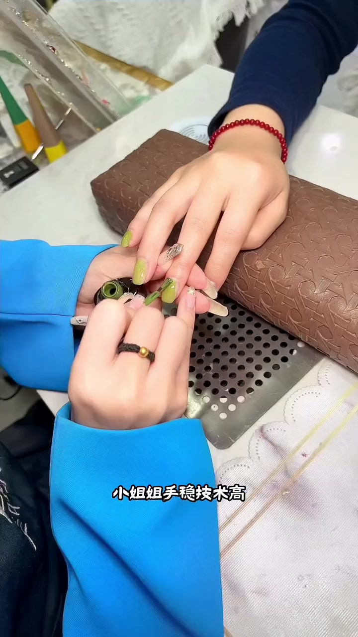 19.9就能做一套纯色加跳色的美甲,就在爱琴海玫瑰天街的进巍美甲,颜色多,技术过硬,五月出