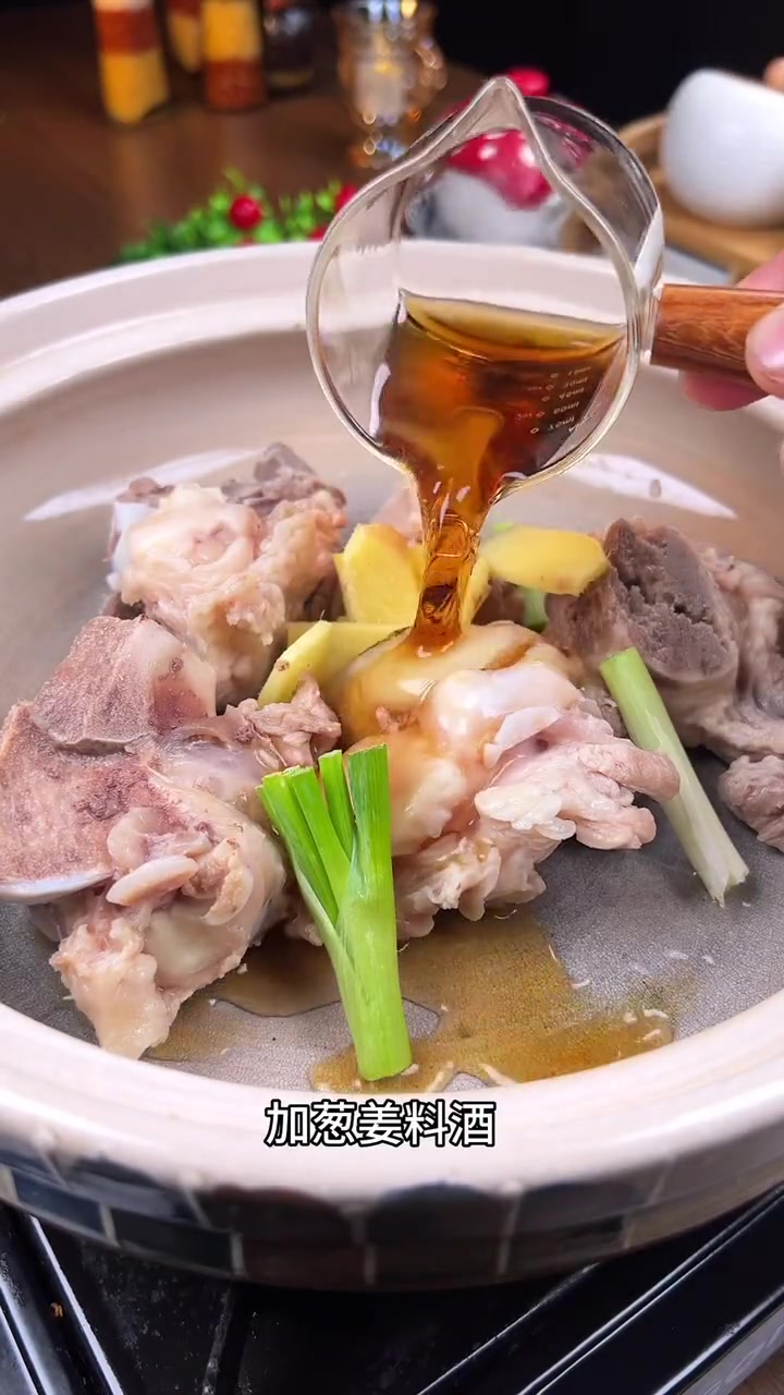 现在正是 六月黄螃蟹 上市的季节,搭配筒骨,汤鲜味美