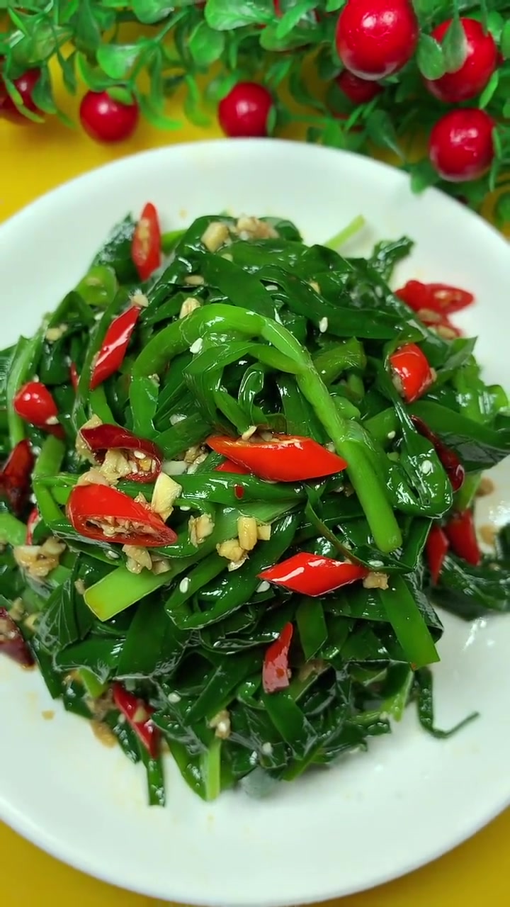 凉拌韭菜这样做好吃入味!用美食开启五一假期 食尚先生 凉拌韭菜 韭菜新吃法 妈呀太香了 +