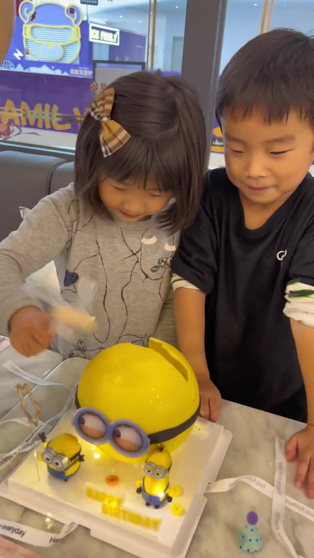 孩子们这回生日可太开心了,小黄人蛋糕,好玩又好吃!做个快乐的小盆友 人气蛋糕推荐 小黄人 