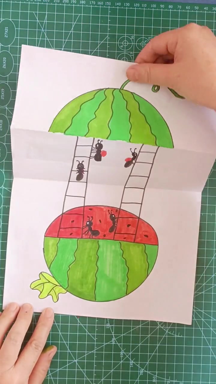 带孩子一起来画好玩的折叠画吧,爱劳动的小蚂蚁藏在西瓜里忙着搬西瓜呢 一起学画画 创意儿童画