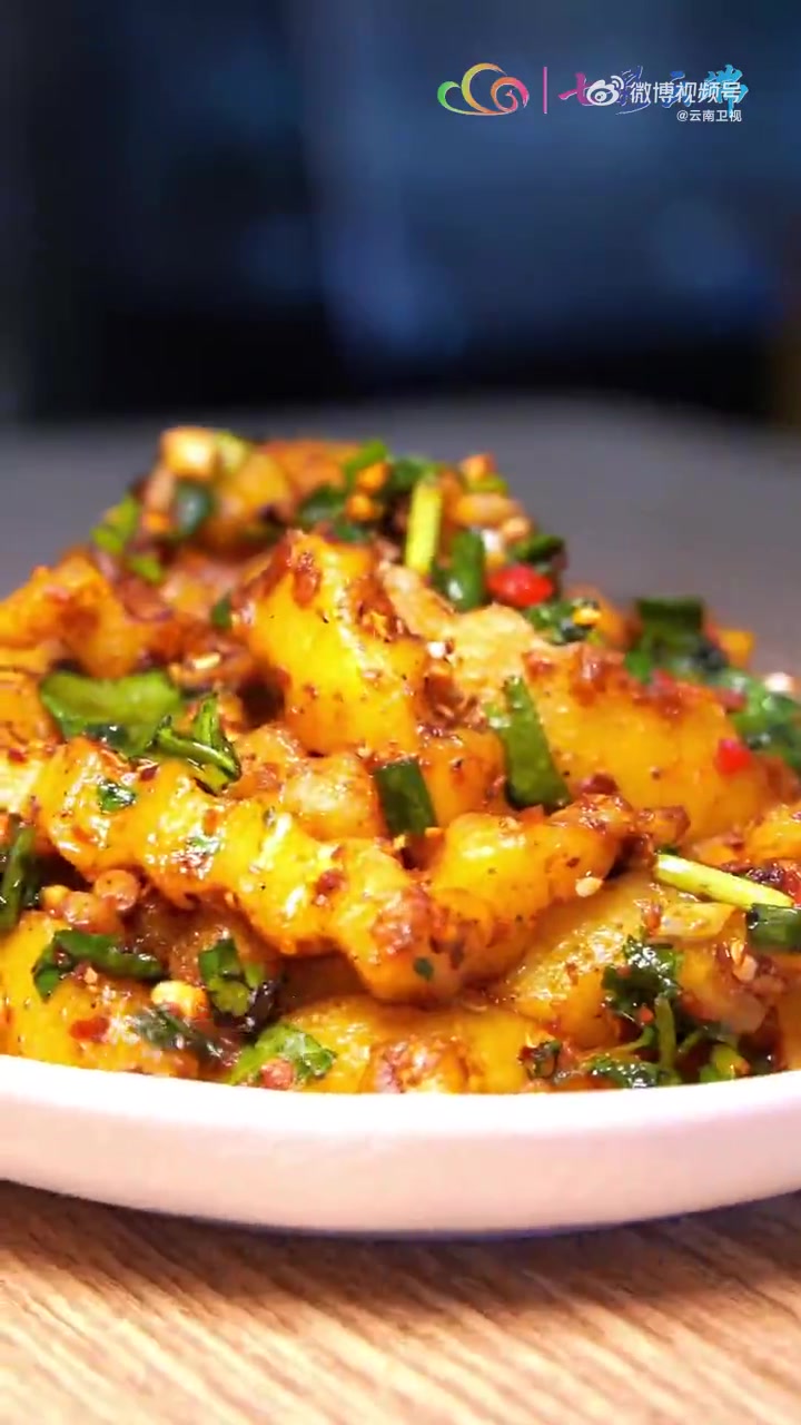 「叮咚!」看过了抚仙湖的美景,怎能不品尝抚仙湖周边的美食呢?铜锅鱼、豌豆粉、藕火锅……吃在