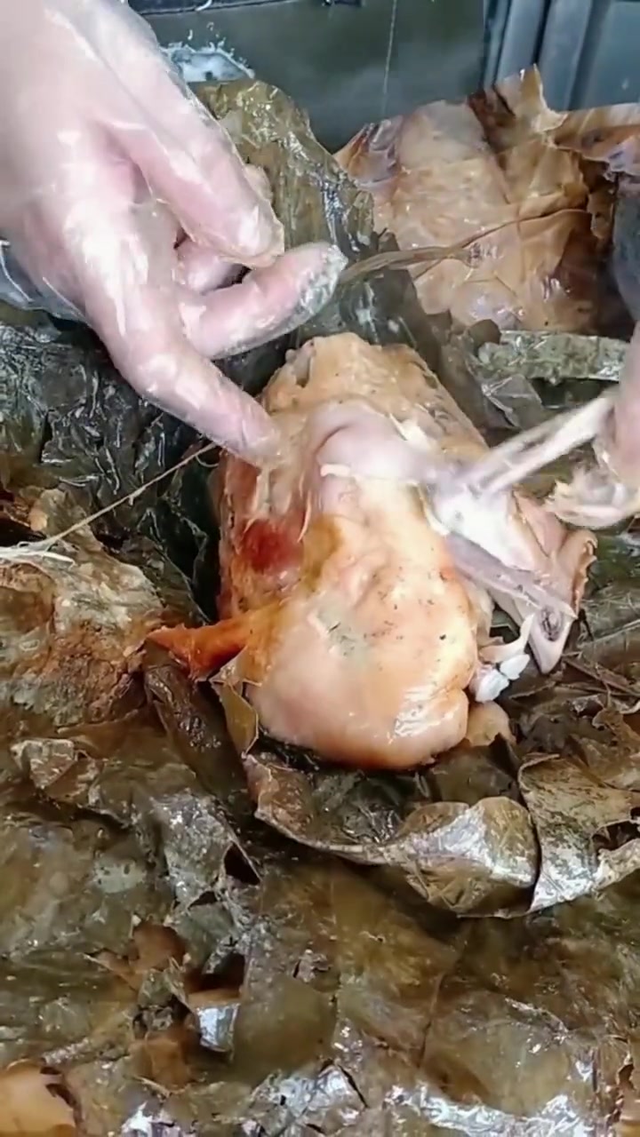 西湖道天天排队的杭州叫花鸡,别告诉我您还没吃过了 叫花鸡 真材实料才能做出好味道 这家店回
