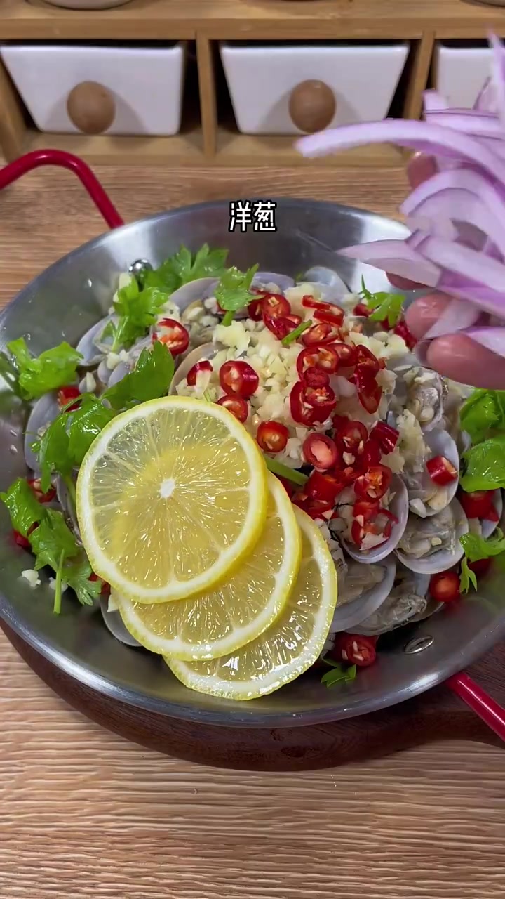 花甲简单又好吃的做法就是捞汁了,酸辣爽口全家都爱吃,夏天嗦上一盘真的太过瘾了!