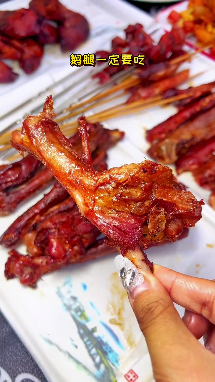 香酒烤鹅头哦真的喷喷儿香 大口吃肉的感觉真好 一口下去幸福满满 烤鹅头 嘎嘎好吃