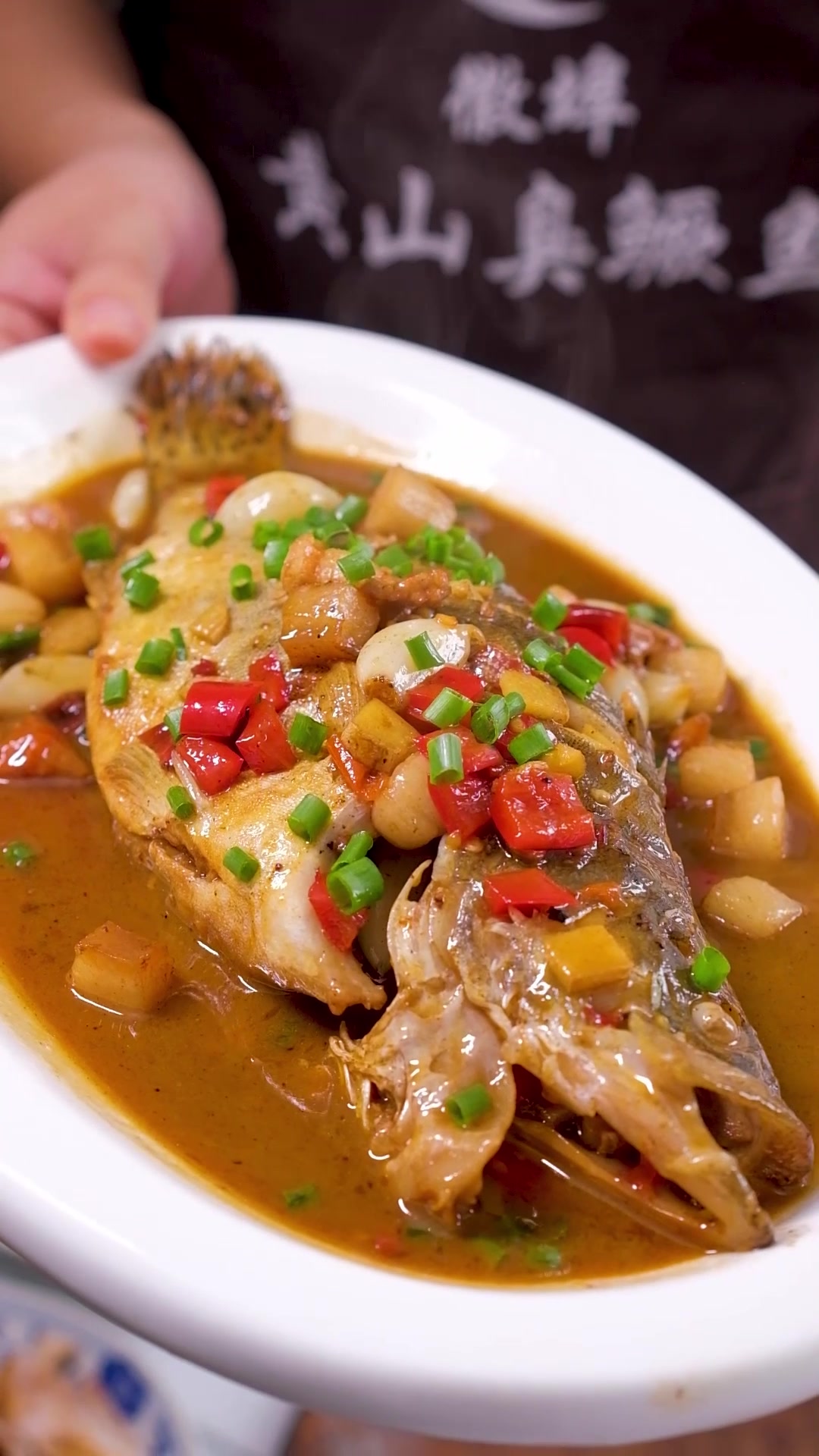 徽州臭鳜鱼是徽菜典型代表菜之一,闻着臭吃着香