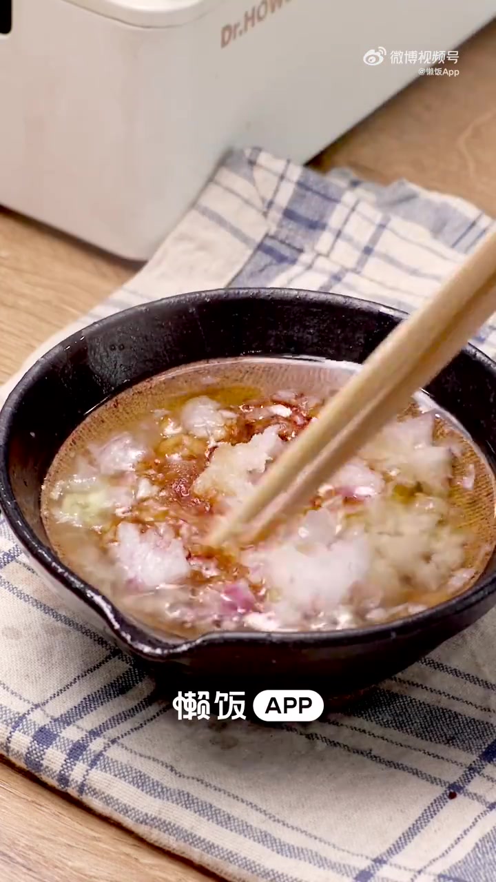 「葱油鸡|鲜嫩多汁 超简单的鸡肉做法」五一假期,你胖了还是瘦了?下班了,美味葱油鸡,一起来