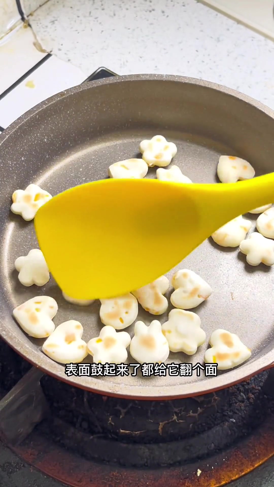 第65集|2岁宝宝早餐:胡萝卜小软饼苹果山药小米粥,颜值高又美味的小软饼,越嚼越香,元宝一