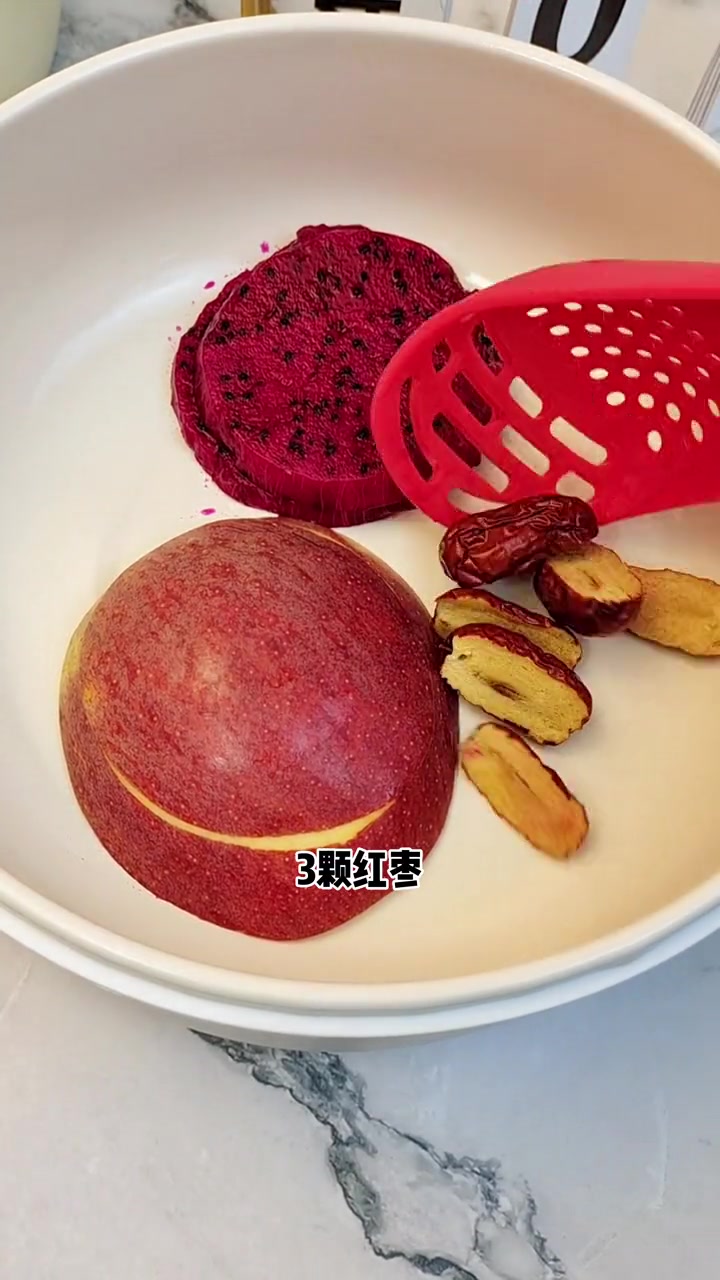 今日安排火龙果苹果炊,宝宝添加辅食后便便费劲,不爱喝水,试试这个汤,酸酸甜甜,宝宝爱喝 宝