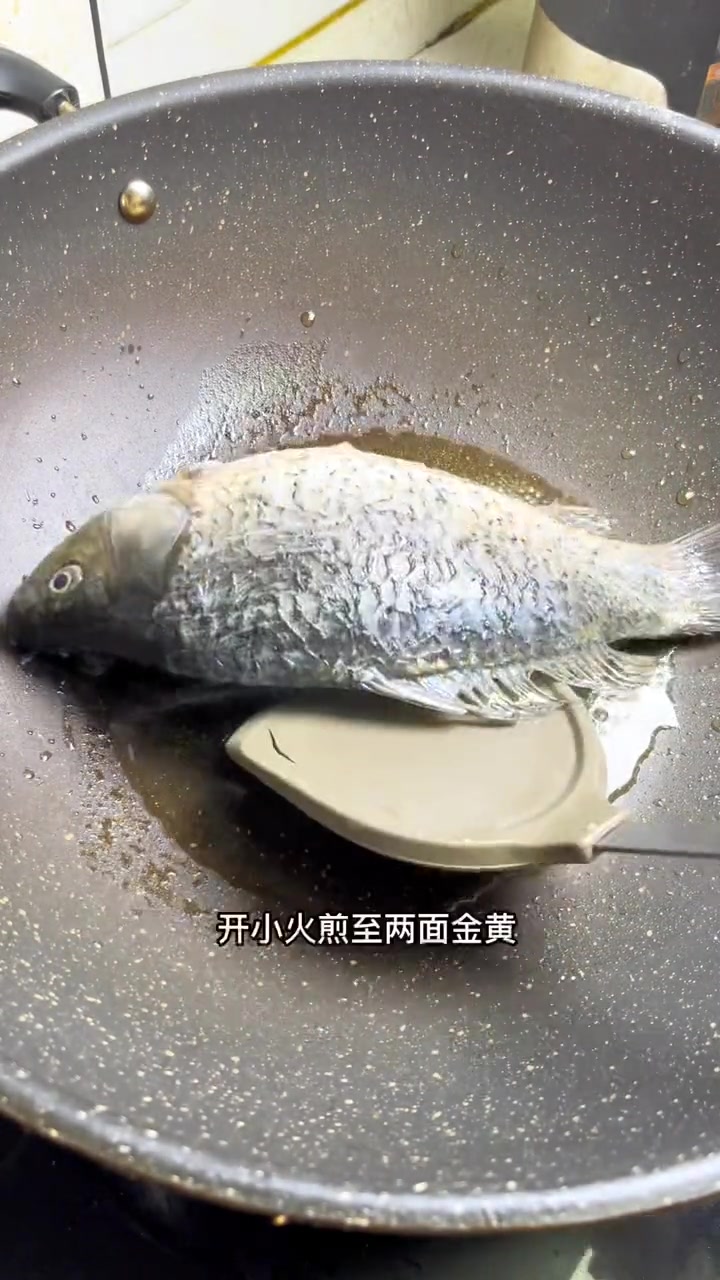 第16集|跟月嫂阿姨学来的鲫鱼白菜豆腐汤,至今我和元宝都没把它喝腻,汤是鲜中带甜的,没有腥