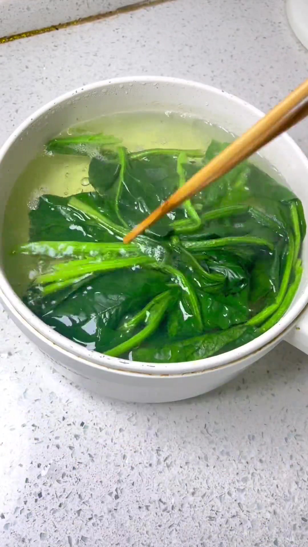 第15集|2岁宝宝午餐,白萝卜牛脊骨汤麻汁菠菜白萝卜炖的牛脊骨汤营养丰富,汤清甜不腻,肉嫩