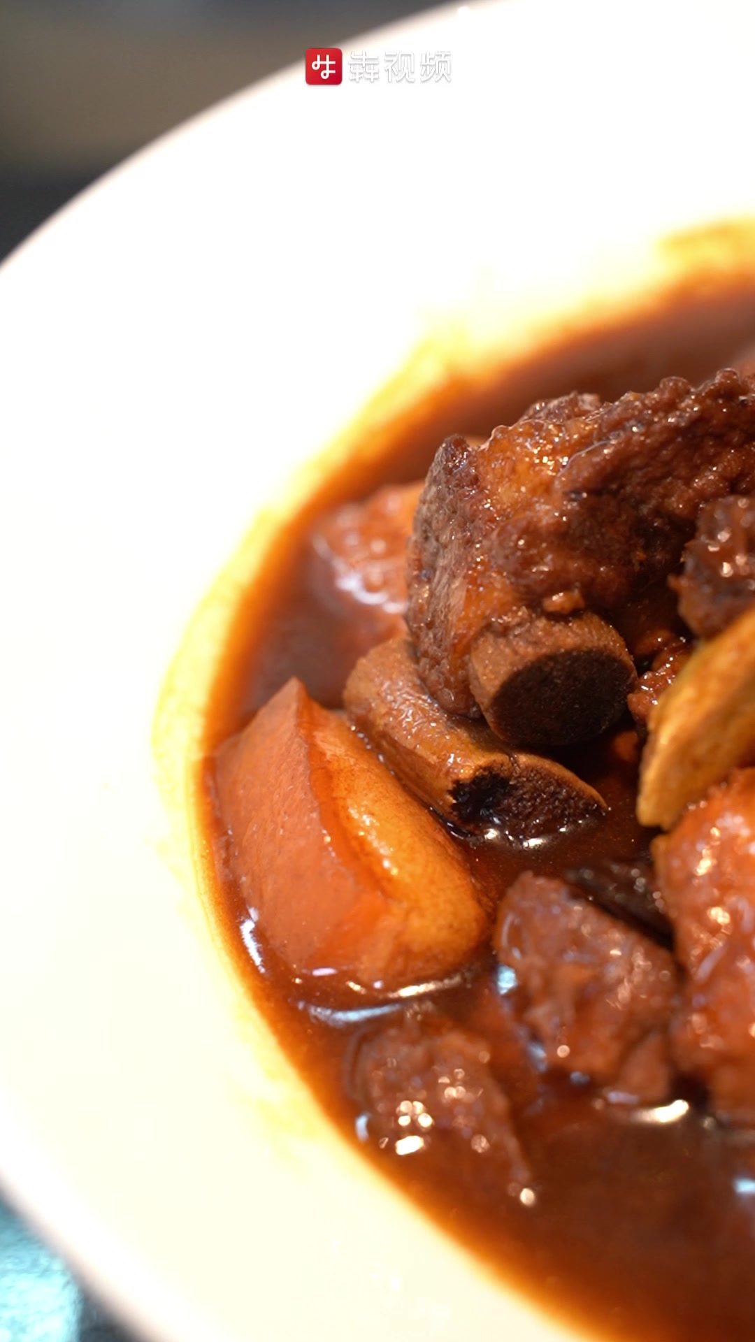 烟火可亲丨名蔡做名菜:红烧肉与排骨的绝妙搭配