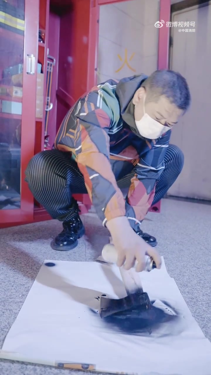 「大庆来了 第二季 第7集:自作自受」“后厨剁肉大刀不好使该咋办?菜刀不行,拿来消防斧一试