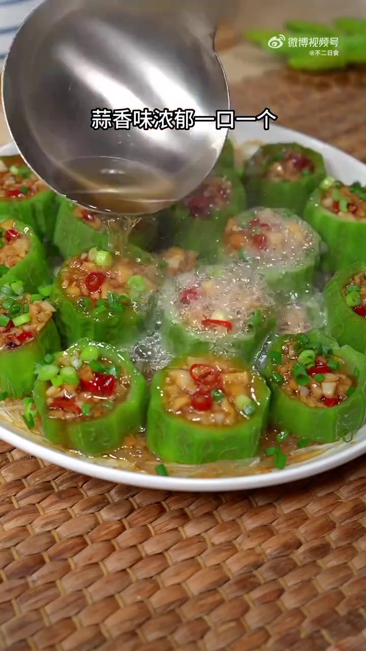 「蒜蓉蒸丝瓜」细腻鲜香,美味家常菜,开胃又下饭,10分钟就能做好,快收藏,有时间了试试~