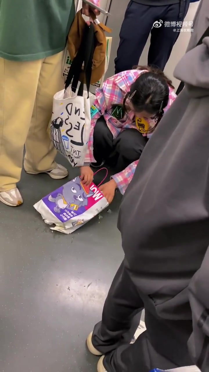 上海地铁里,小姑娘素质蛮高的!「good」各品牌的咖啡,奶茶商要注意了,手拎袋要环保也要防
