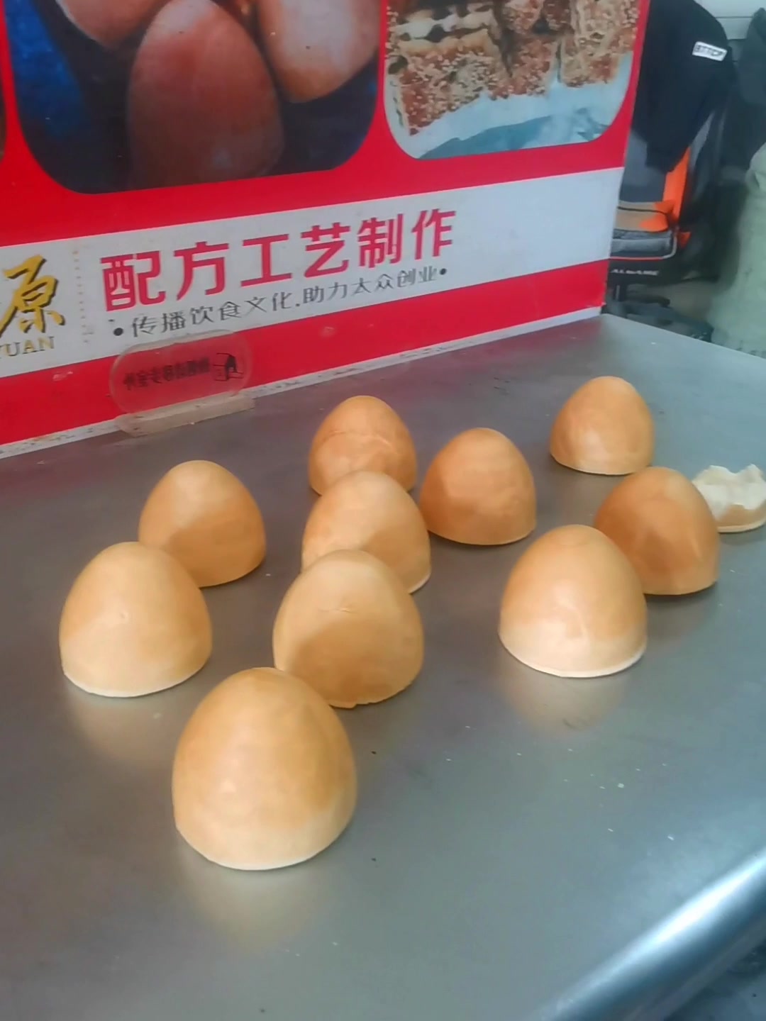 俄式风味脆皮奶香烤馒头,可夹多种果馅,大众接受的特色小吃