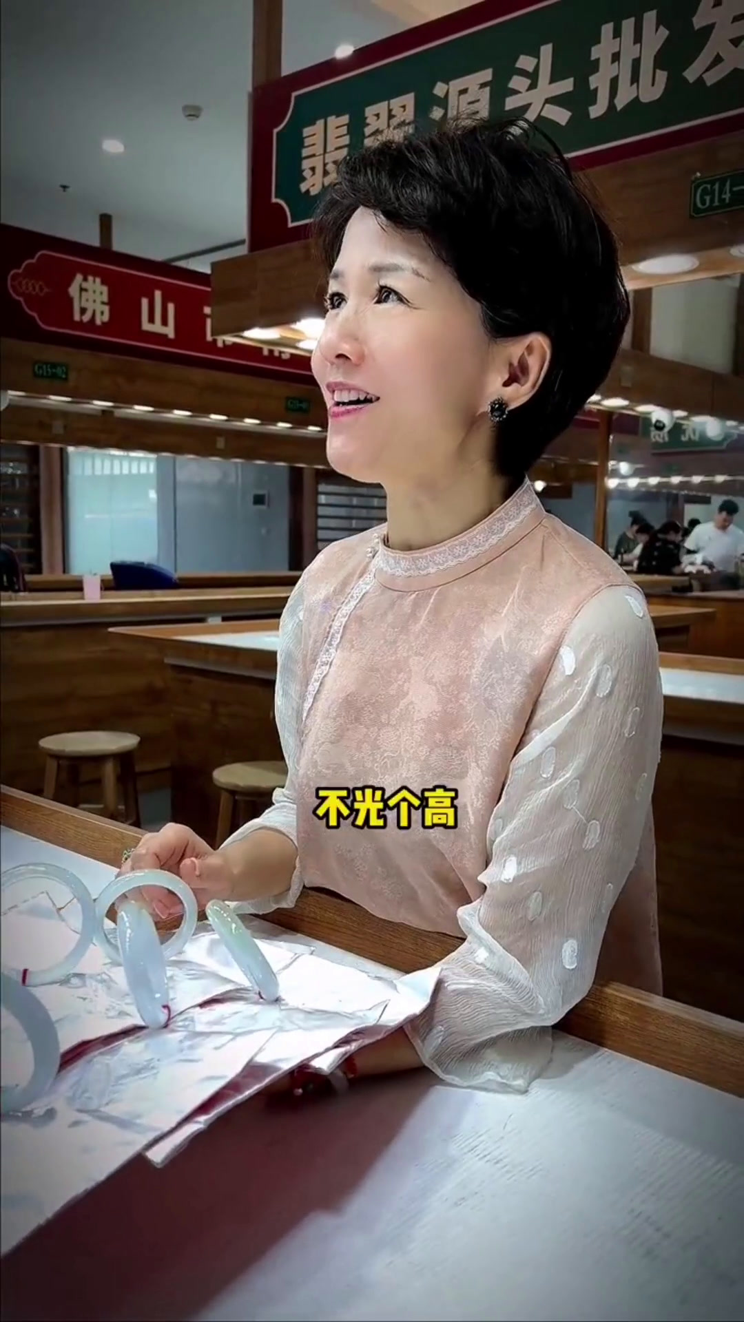 高个小伙价比身高,锦姐轻松拿捏一手桂花糕收入囊中